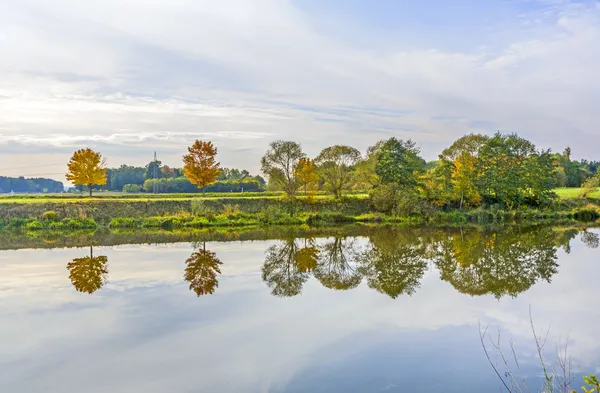 Reflektion av träd i floden tauber — Stockfoto