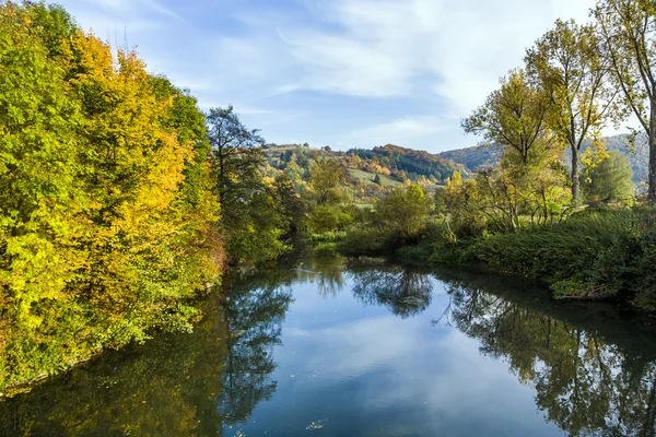 Famoso valle romántico Altmuehl con río — Foto de Stock