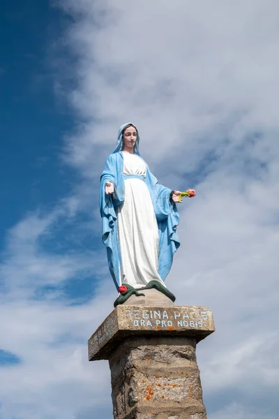 在法国阿尔萨斯地区的山顶上 圣玛丽雕像耸立在山顶上 — 图库照片