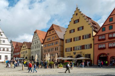 Rothenburg ob der Tauber, Almanya - 16 Ağustos 2021: Rothenburg ob der Tauber 'deki eski tarihi evlerin manzarası.