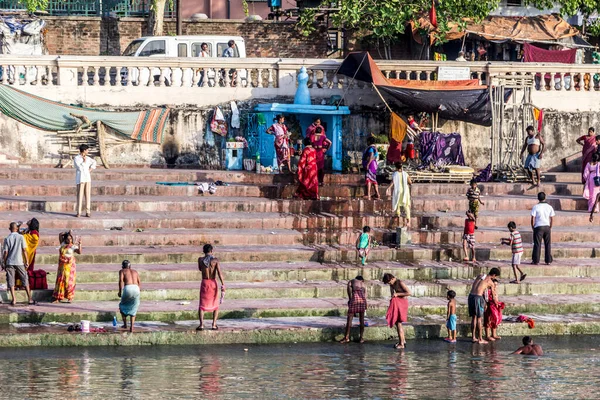 Calcutta India April 2013 People Cleaning Clothes Washing River Ganges — Stock Photo, Image