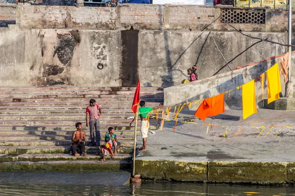 Calcutta India April 2013 People Cleaning Clothes Washing River Ganges — Stock Photo, Image