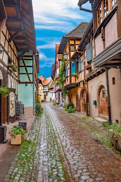 Eguisheim Francia Octubre 2021 Pequeña Carretera Pintoresca Con Casas Entramado — Foto de Stock