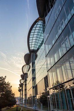 Frankfurt, Almanya - 19 Mart 2015: Frankfurt uluslararası havaalanındaki Lufthansa genel merkezinde romantik gün batımı ışığı.