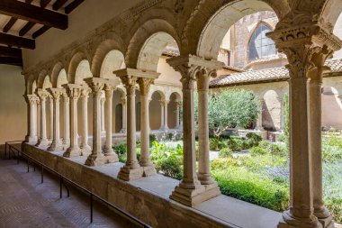 Aix en Provence, Fransa - 8 Temmuz 2015: Aix-en-Provence, Fransa 'da bahçesi olan Katedral Manastırı.