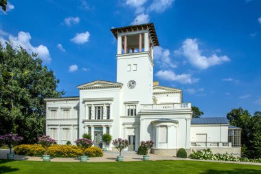 Potsdam, Almanya - 4 Ağustos 2015: Potsdam, Almanya 'da Pfingstberg tepesinde, Yeni Bahçe' de bir saray. Frederick William kaleyi 1847 'de inşa etti..