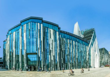 Leipzig, Almanya - 8 Ağustos. 2015: Erick van Egeraat modern üniversite salonunu 2008 yılında Leipzig 'deki Augustus Meydanı' nda inşa etti. Tasarım, 15. yüzyıl kilisesini anımsatıyordu..