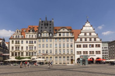 Leipzig, Almanya - 4 Ağustos 2015: Leipzig 'de eski şehrin adil pazar ve tarihi cepheleriyle ana meydan.