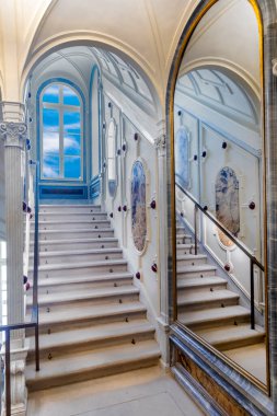 Frankfurt, Almanya - 24 Ekim 2020: Frankfurt, Almanya 'daki yeni Yahudi müzesindeki eski merdiven boşluğu. Yeni müze Ekim 2020 'de açıldı..