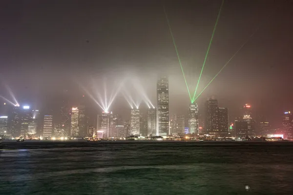 2010年1月6日香港九龍 夜はスカイラインのある港エリアで有名な香港レーザーショー — ストック写真