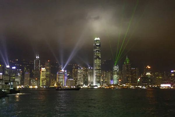 2010年1月7日香港九龍 夜はスカイラインのある港エリアで有名な香港レーザーショー — ストック写真