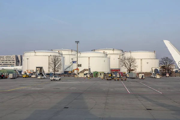 Frankfurt Nad Menem Niemcy Marca 2015 Zbiorniki Paliwa Międzynarodowym Lotnisku — Zdjęcie stockowe