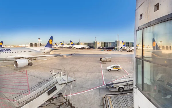 2015年5月7日 ドイツ フランクフルト発 ドイツ フランクフルト行きの旅客便ターミナル1 年間3800万人の乗客を持つそれはヨーロッパで最も重要な空港の一つです — ストック写真
