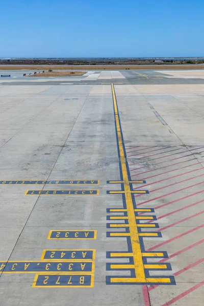 ファロ ポルトガル 2020年8月16日 空港ファロの航空機駐車場の位置のマーカー — ストック写真