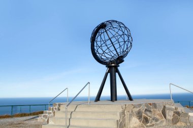NORDKAPP (NORDKAPP), NORway - 25 Eylül 2017: Kuzey Burnu 'ndaki Globe anıtı. Dünya Anıtı, Avrupa 'nın en kuzeyindeki Kuzey Burnu' nda en çok fotoğraflanan nesnedir..