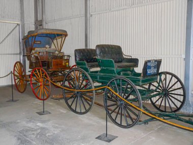 Kimberley, Namibya - 6 Ağustos 2014: 1900 'den önce Kimberely' de maden sahiplerini taşımak için kullanılan eski araca bakın.