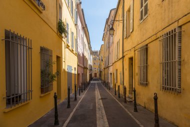 Aix en Provence, Fransa - 8 Temmuz 2015: Eski Aix en Provence kasabasındaki küçük eski sokaklar.
