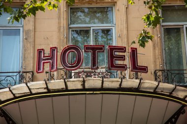 AIX EN PROVENCE, FRANCE - Fransa 'nın Aix en Provence kentindeki kırmızı harflerle eski bir cephede otel imzalayın. Otel üç yıldızlı bir assignet..