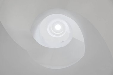 Frankfurt, Almanya - 24 Ekim 2020: Frankfurt, Almanya 'daki yeni Yahudi müzesinde sarmal merdiven. Yeni müze Ekim 2020 'de açıldı..