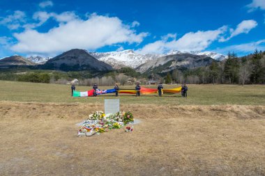 Le Vernet, Fransa - 30 Mart 2015: Fransa 'da Seine les Alpes' teki uçak kazasında hayatını kaybeden askerler ve polisler.