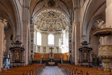 Trier, Almanya - 7 Kasım 2020: Aziz Peter Anıtları, Katedrali (Trier Dom) ve Meryem Ana Kilisesi, UNESCO Dünya Mirası Bölgesi.
