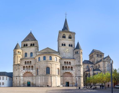 Trier, Almanya - 7 Kasım 2020: Aziz Peter Anıtları, Katedrali (Trier Dom) ve Meryem Ana Kilisesi, UNESCO Dünya Mirası Bölgesi.