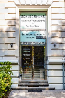 Wiesbaden, Almanya - 20 Temmuz 2020: saat Almanya 'nın Wiesbaden, Almanya' daki gerçek borcunu gösteriyor. Vergi mükelleflerinin ittifakı bu borcu halka açıklar..