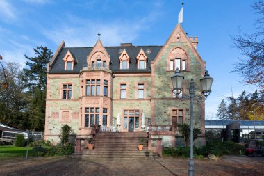 Kelkheim, Almanya - 15 Kasım 2020: Taunus, hesse, Almanya 'da eski şatonun inşaatı ve bugün Hotel rettershof.