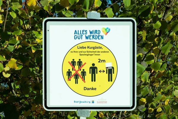 德国坏霍姆堡 2020年11月2日 德国坏霍姆堡公园的科罗纳示警标志 表示一切都会没事的 保持距离2米 — 图库照片