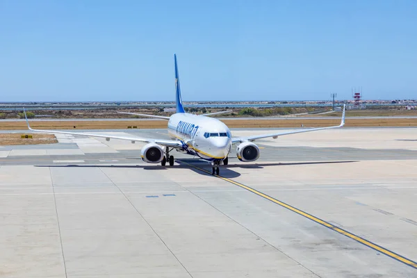 ポルトガルのファロ 2020年8月16日 コロナ時代にファロに航空機を到着 乗客数が少ないため運転スケジュールが大幅に削減されます — ストック写真
