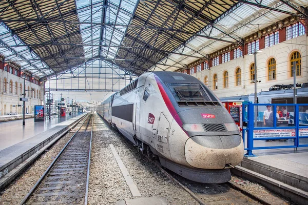2015年7月10日 法国马赛 Sncf列车在法国马赛历史性的圣查尔斯火车站等候乘客 — 图库照片
