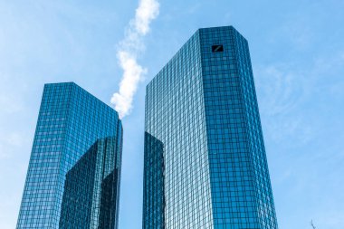 Frankfurt, Almanya - 21 Kasım 2020: Frankfurt 'ta aynalı gökdelenli Alman Bankası' nın merkez cephesi.