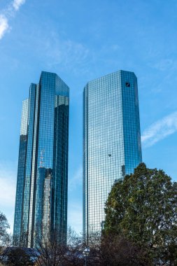 Frankfurt, Almanya - 21 Kasım 2020: Frankfurt 'ta aynalı gökdelenli Alman Bankası' nın merkez cephesi.