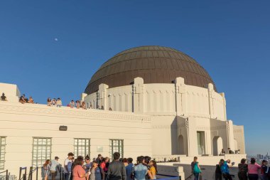 LOS ANGELES, ABD - 17 MAR 2019: Los Angeles 'taki Griffith Gözlemevi' nde LOS People gün batımı saatinde. Gözlemevi ücretsiz girişi olan halka açıktır..