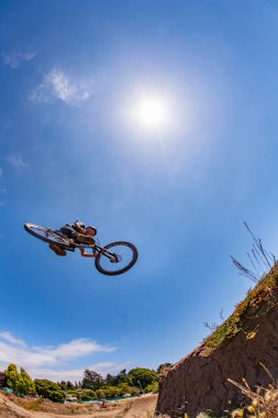 San Francisco, ABD - 21 Haziran 2012: Çocuk motosikletiyle rampanın üzerinden atladı..