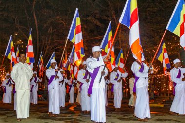 Kandy, Sri Lanka - 11 Ağustos 2005: Sri Lanka 'nın her yerinden bayrakları olan insanlar, Kandy, Sri Lanka' daki Pera Hera geçit töreninde yer alıyor..