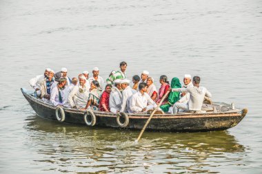Varanasi, Hindistan - 11 Aralık 2011: İnsanlar Hindistan 'ın Varanasi kentindeki bir feribotla Ganj Nehri' ni geçiyor. Hindistan 'da her yıl feribot kazalarının maliyeti 3000' den fazla..
