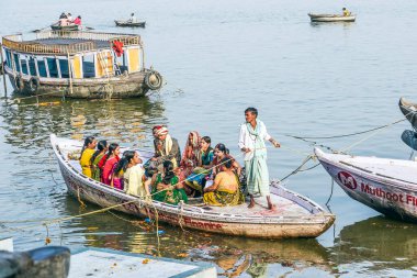 Varanasi, Hindistan - 11 Aralık 2011: İnsanlar Hindistan 'ın Varanasi kentindeki bir feribotla Ganj Nehri' ni geçiyor. Hindistan 'da her yıl feribot kazalarının maliyeti 3000' den fazla..