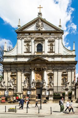 Krakow, Polonya - 4 Mayıs 2014: Eski Kasaba bölgesindeki Aziz Peter ve Paul Kilisesi 'ni ziyaret edenler. Oturma kapasitesi açısından tarihi Krakow kiliselerinin en büyüğüdür ve 1597-1619 yılları arasında inşa edilmiştir..