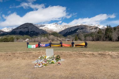 Le Vernet, Fransa - 30 Mart 2015: Fransa 'da Seine les Alpes' teki uçak kazasında hayatını kaybeden askerler ve polisler.