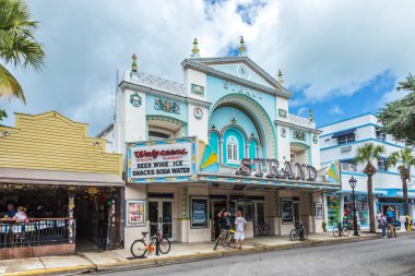 KEY BATI, ABD - 26 AUG 2014: Key West sinemasındaki insanlar Key West, Florida, ABD 'de hala kullanımda olan tarihi bir sinemadır..