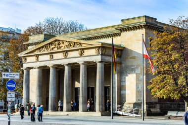Berlin, Almanya - 27 Ekim 2014: Berlin, Almanya 'da insanlar Alte Wache' yi (eski Muhafız Evi) ziyaret ediyor.