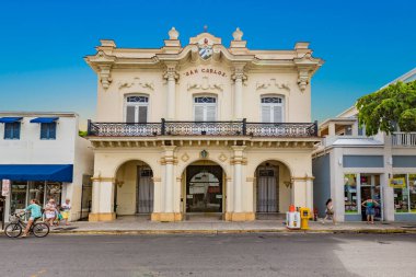 Key West, ABD - 26 Ağustos 2014: San Carlos Enstitüsü, Key West, Florida 'daki 516 Duval Caddesi' nde yer alan bir Küba miras merkezi ve müzesidir..