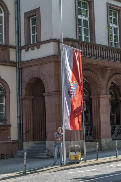 Wiesbaden Alemanha Julho 2020 Homem Hasteando Bandeira Hessiana Wiesbaden Alemanha — Fotografia de Stock