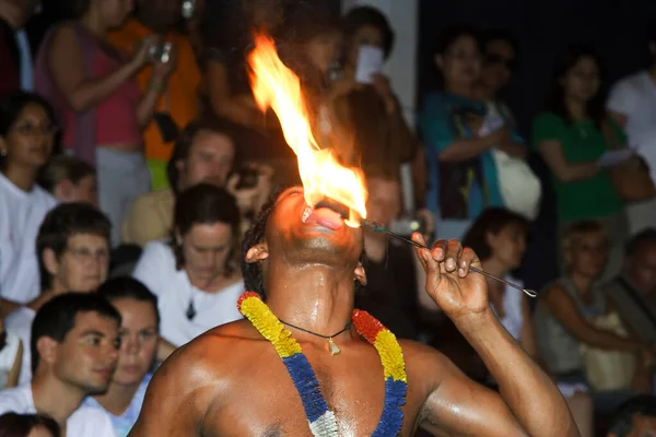 Kandy Sri Lanka Augustus 2005 Vuurdanser Houdt Zijn Tong Bij — Stockfoto