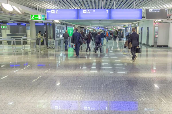 Frankfurt Alemanha Março 2015 Pessoas Apressam Terminal Aeroporto Internacional Frankfurt — Fotografia de Stock