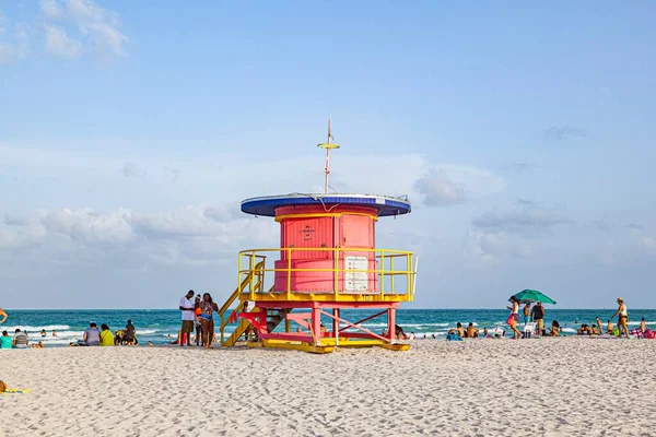 マイアミ 2014年8月30日 人々はマイアミビーチで南ビーチを楽しみ カラフルなライフガードタワーの前に座っています — ストック写真