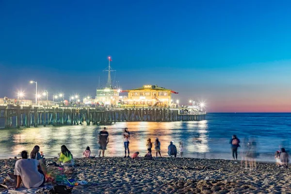 サンタモニカ アメリカ 2019年3月16日 人々は夜にサンタモニカ桟橋で海洋公園を楽しんでいます このサイトは カリフォルニアの訪問者のための象徴的な100歳のランドマークです — ストック写真
