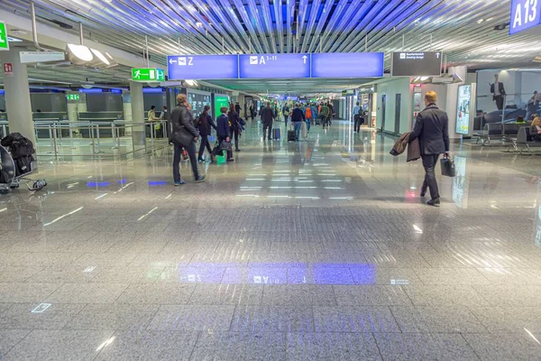 ドイツのフランクフルト 2015年3月19日 人々はゲートまたは入り口にフランクフルト国際空港のターミナル1で急いで — ストック写真