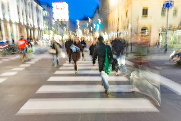 Вена Австрия Апреля 2009 Люди Размытом Движении Пересекают Пешеходный Переход — стоковое фото